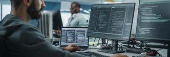 Persona seduto su una sedia mentre programmma un codice